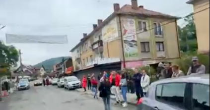 Felbőszült tömeg gyűlt össze a parajdi sóbánya igazgatóságának épülete előtt – videóval